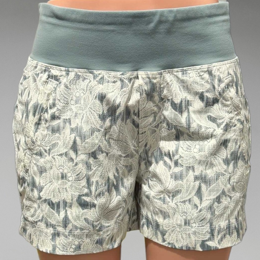 Athleta Trekkie North Floral Hiking Shorts Sage Green White Size 6 Zip Pockets